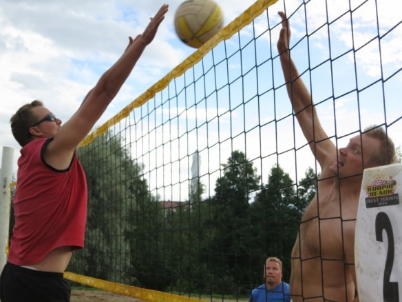 Tuomo Rissanen torjuu Ilkka Sammelvuo lyö beach volley -pelissä