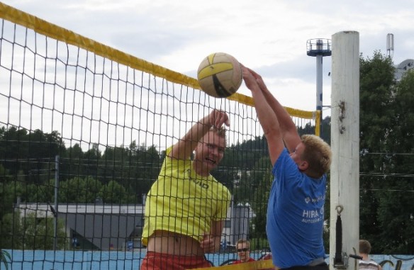 Ilkka sammelvuo lyö beach volley pelissä Kuopiossa