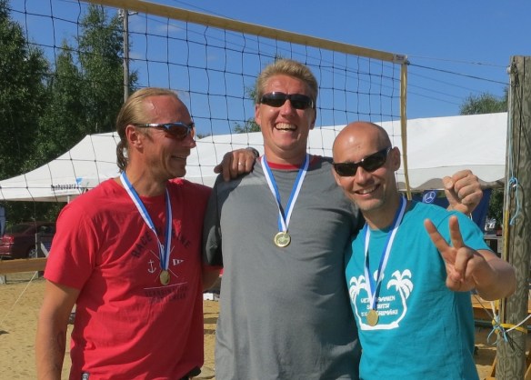 SM1 miehet 40 vuotta. Veteraanien Suomen mestarit beach volley 2013 Kai Ranta-Pere, Tero Viitanen ja Wille Markkanen.