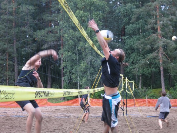 Mikko Räbinä ohittaa Kai Ranta-Peren torjunnan.