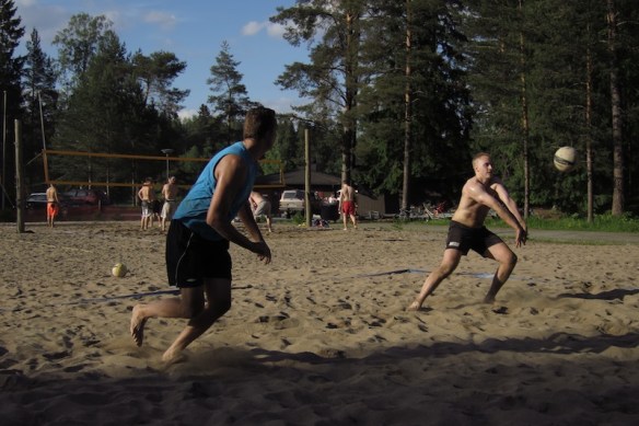 Miika Ojanen nostaa ja Tuomo Rissanen on menossa passaamaan.