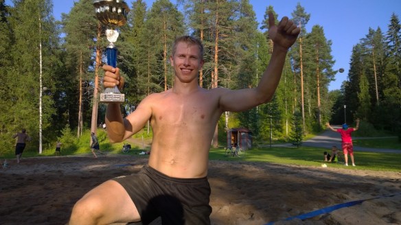 Kuvassa viime viikon voittaja Simo Näkki, joka oli keskareihin tuonut pokaalin saadakseen tuulettaa kunnolla. Laitettiin Simon kuva nyt, kun viime viikolla ei tullut raporttia.