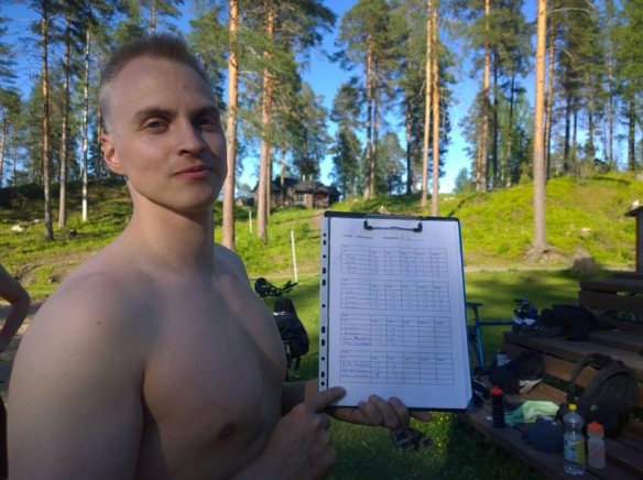 Miika Ojanen varmisti, että kaikki huomaavat tuloslistan keskareiden jälkeen.