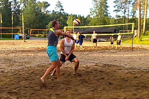 Tuomo Rissanen nostaa pallon beach volley pelissä Kuopiossa.