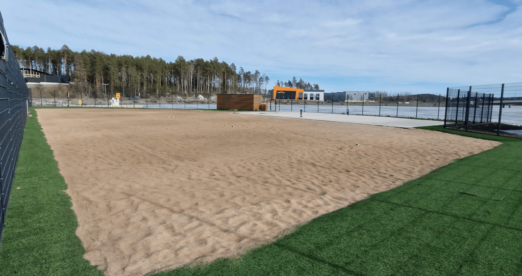 Bellan biitsillä ruoho vihertää jo.